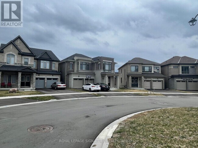 1231 Plymouth Dr in Oshawa, ON - Building Photo - Building Photo