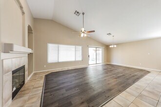 8748 W Salter Dr in Peoria, AZ - Foto de edificio - Building Photo