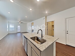 345 Pebble Beach Run in New Braunfels, TX - Foto de edificio - Building Photo