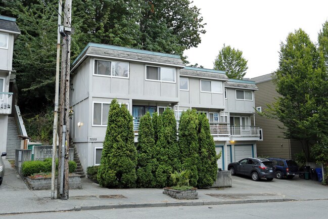 7055 Lincoln Park Way SW in Seattle, WA - Building Photo - Building Photo