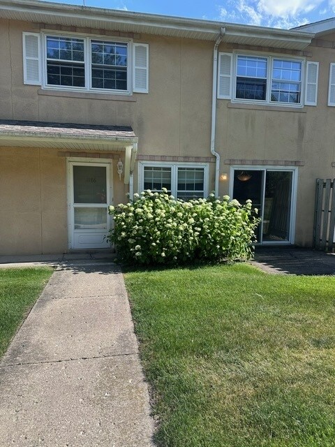 1186 Greenwood Cir in Woodstock, IL - Building Photo