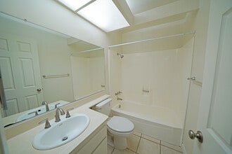 16916 Shinedale Dr in Santa Clarita, CA - Building Photo - Building Photo