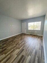8000 NE Bayshore Ct in Miami, FL - Foto de edificio - Building Photo