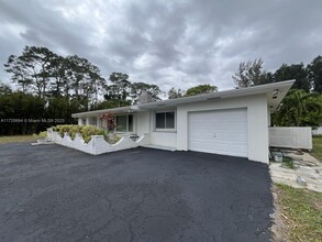 8902 N Bates Rd in Palm Beach Gardens, FL - Building Photo - Building Photo