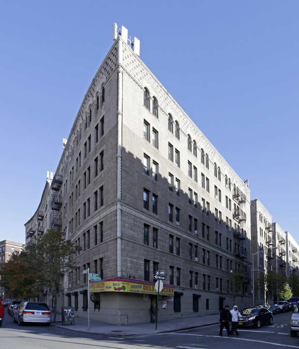 Elevatored Apartment Building in New York, NY - Building Photo