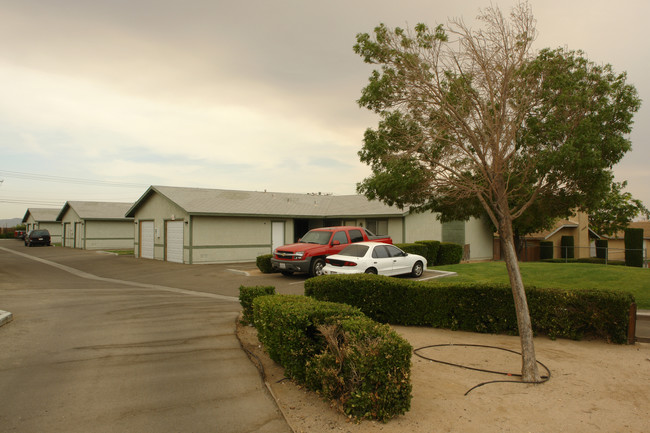 15636 Sequoia Ave in Hesperia, CA - Building Photo - Building Photo