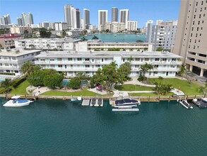 455 Golden Isles Dr in Hallandale Beach, FL - Foto de edificio - Building Photo