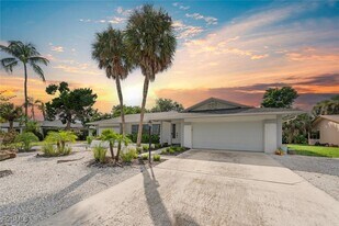 12150 McGregor Blvd in Ft. Myers, FL - Building Photo