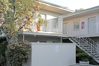 Pioneer Gardens Apartments in Norwalk, CA - Foto de edificio - Building Photo