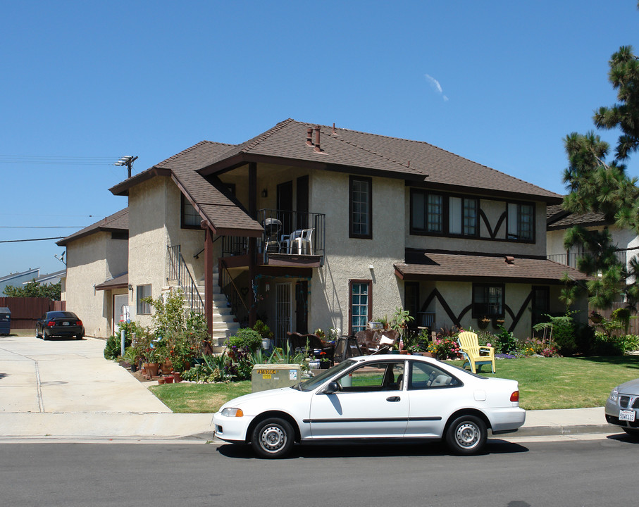 16671 Island Cir in Huntington Beach, CA - Foto de edificio