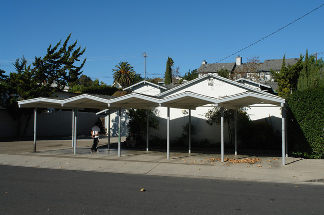 1671 Maple Ave in Solvang, CA - Foto de edificio - Building Photo