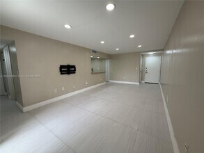 9405 Fontainebleau Blvd in Miami, FL - Building Photo - Building Photo