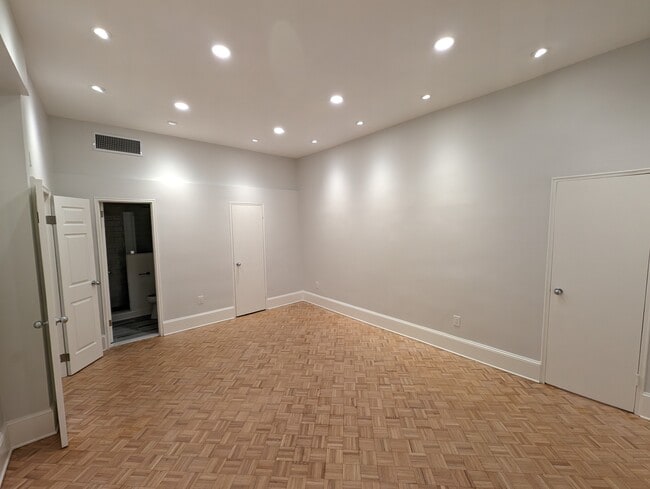 1851 Columbia Rd NW, Unit 102 in Washington, DC - Foto de edificio - Building Photo