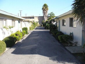 14912-18 Halldale Ave. in Gardena, CA - Foto de edificio - Building Photo