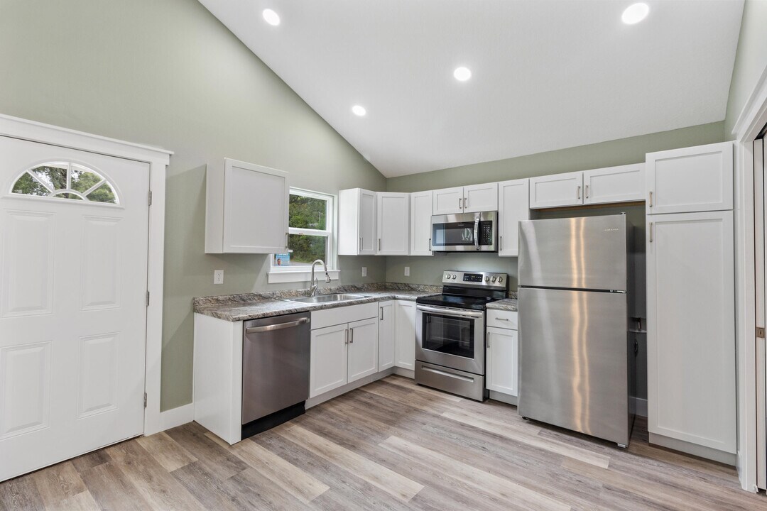 1305 E 1st Ave in Crestview, FL - Building Photo