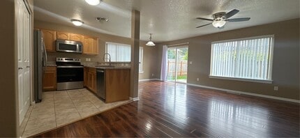 215 Pioneer Dr in Silverton, OR - Building Photo - Building Photo