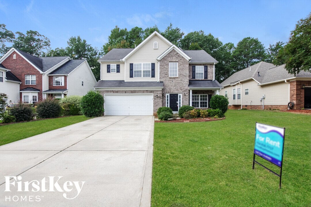 3026 Windsor Meadow Ln in Matthews, NC - Building Photo