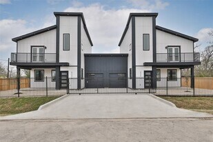 8220 Bonaire St in Houston, TX - Building Photo