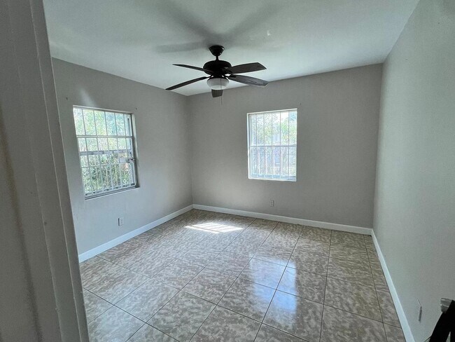 1610 NW 66th St in Miami, FL - Foto de edificio - Building Photo