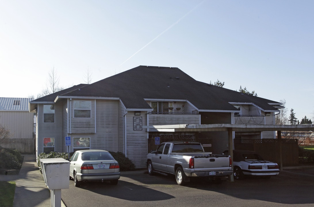 Chehalem Creek in Newberg, OR - Foto de edificio