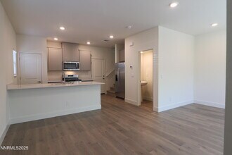 5886 Grand Row Wy in Reno, NV - Building Photo - Building Photo