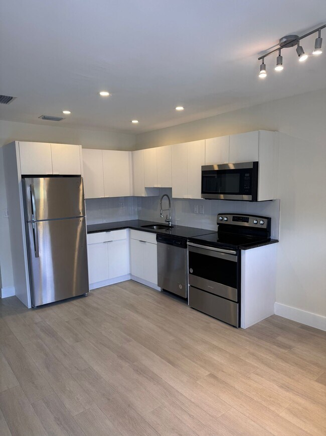 615 NE 26th St in Wilton Manors, FL - Building Photo - Building Photo