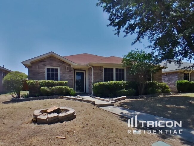 2422 Meadowgate Ln in Lancaster, TX - Foto de edificio - Building Photo