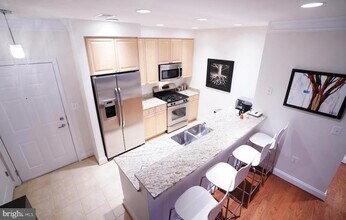 1115 Cameron St, Unit 211 in Alexandria, VA - Foto de edificio - Building Photo