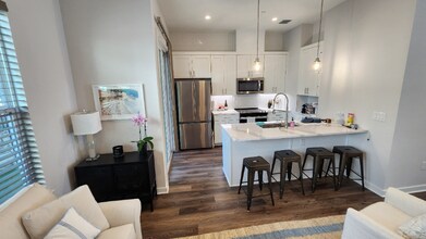 12001 Vista Parke Dr in Austin, TX - Foto de edificio - Building Photo