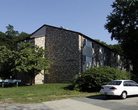 Arlington Manor in Cranston, RI - Foto de edificio - Building Photo