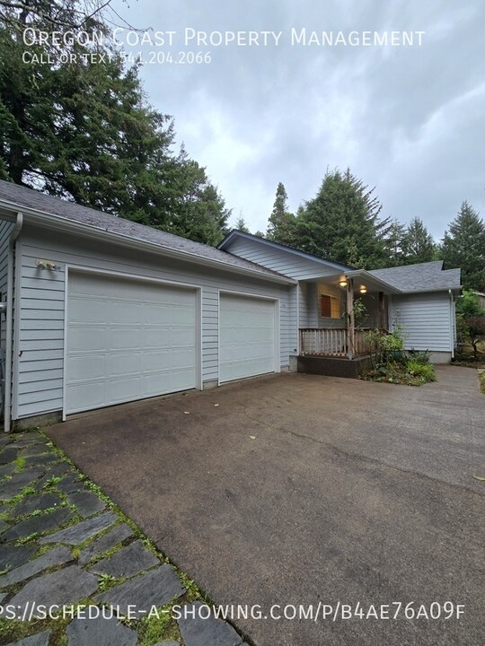 1180 NW Terrace St in Waldport, OR - Building Photo