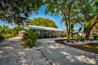 426 Eagles Nest Ln in Sarasota, FL - Foto de edificio - Building Photo