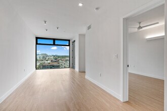 3686 Overland Ave, Unit 622 in Los Angeles, CA - Building Photo - Building Photo