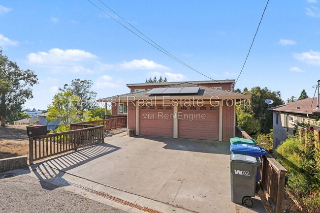 property at 2652 Hillcrest Ave
