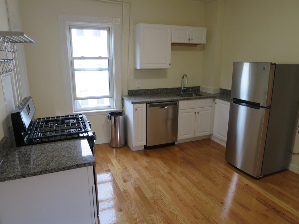 198 Cedar St, Unit 3 in Somerville, MA - Building Photo