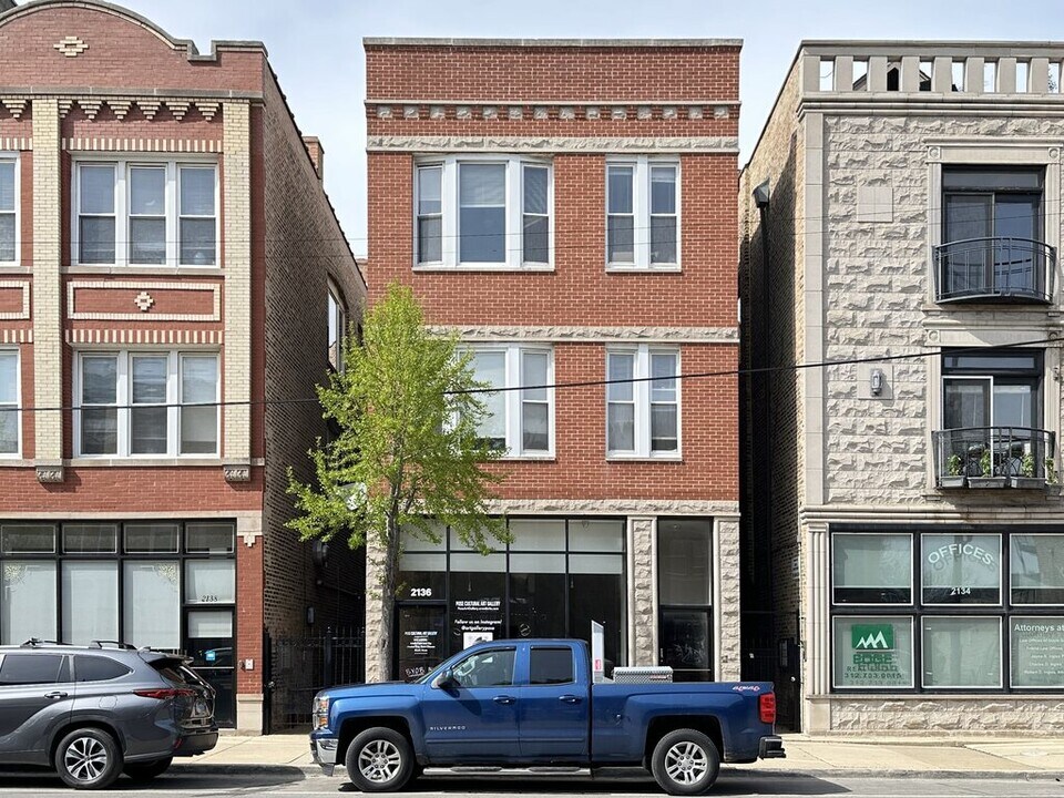 2136 W Chicago Ave in Chicago, IL - Building Photo