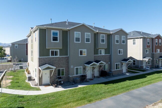Lochs At Waters Edge in Vineyard, UT - Building Photo - Building Photo