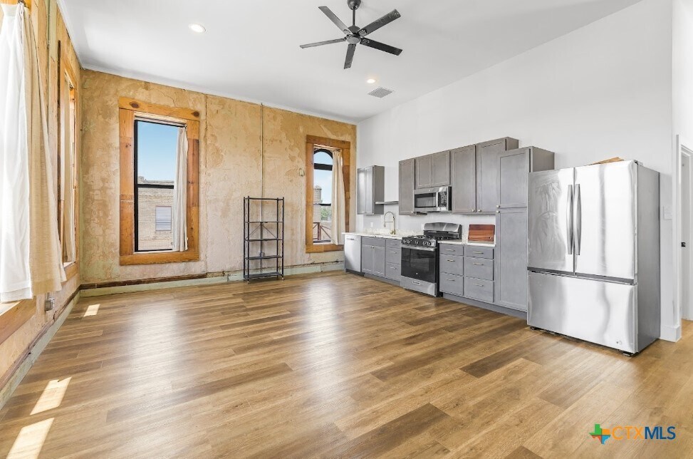 123 W May St in Yoakum, TX - Foto de edificio