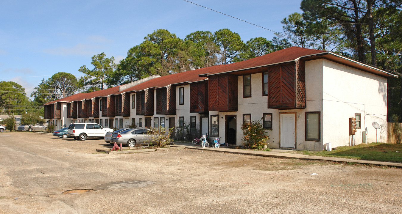 Pine Wood Village in Panama City, FL - Building Photo