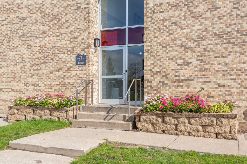Wildwood Pool Apartments Cedar Rapids, IA Apartments