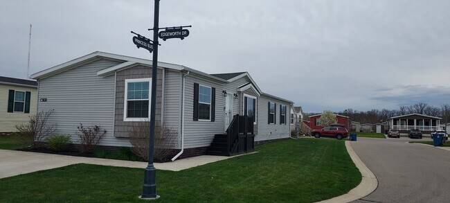 9693 Edgeworth Dr in Fenton, MI - Building Photo - Building Photo