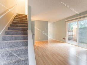 8105 SW 34th Ave in Portland, OR - Building Photo - Building Photo