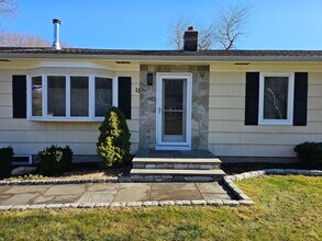 11 Brookfield Dr in Shelton, CT - Building Photo - Building Photo