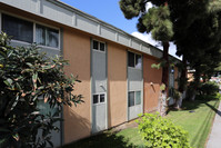 Palm Plaza Apartments in National City, CA - Foto de edificio - Building Photo