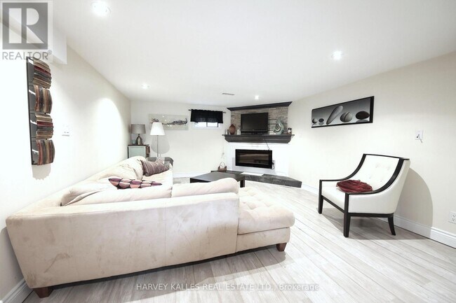 19 Fallowfield Rd in Toronto, ON - Building Photo - Building Photo