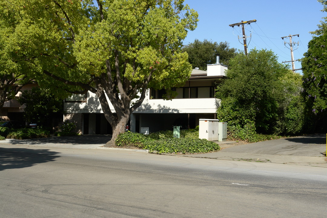 200 Linfield Dr in Menlo Park, CA - Building Photo