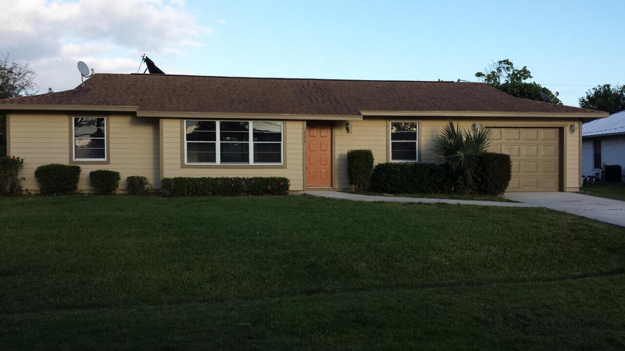 1517 SE Crown St in Port St. Lucie, FL - Building Photo