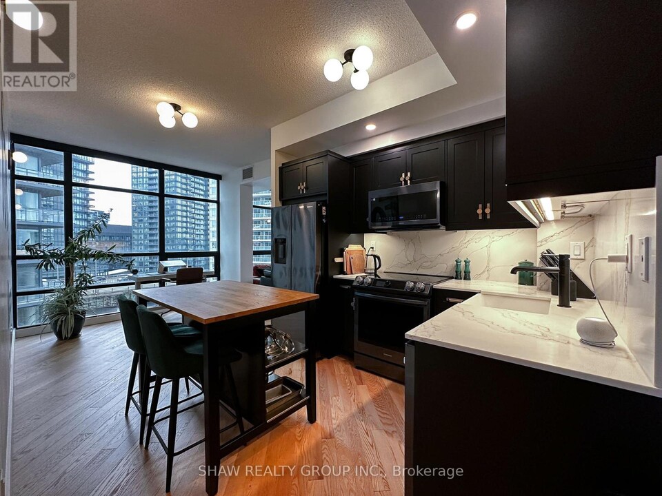 15-915 Bruyeres Mews in Toronto, ON - Building Photo