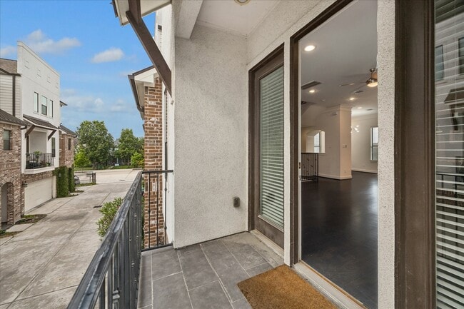 property at 734 W 20th St