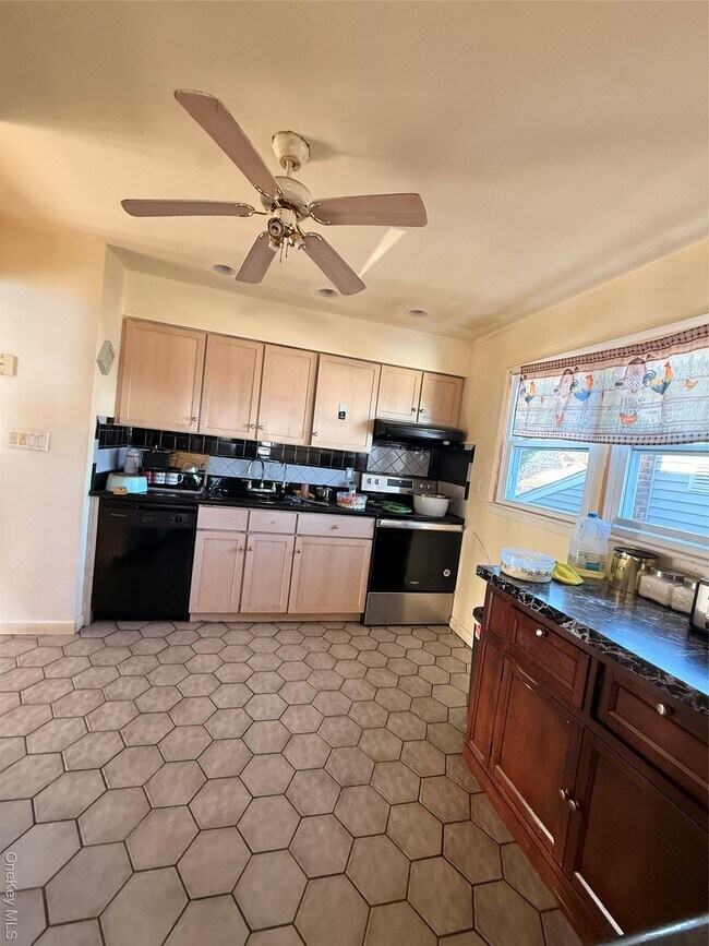 2243 2nd St in East Meadow, NY - Building Photo - Building Photo